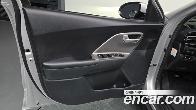 Kia Niro 2023 — photo 14