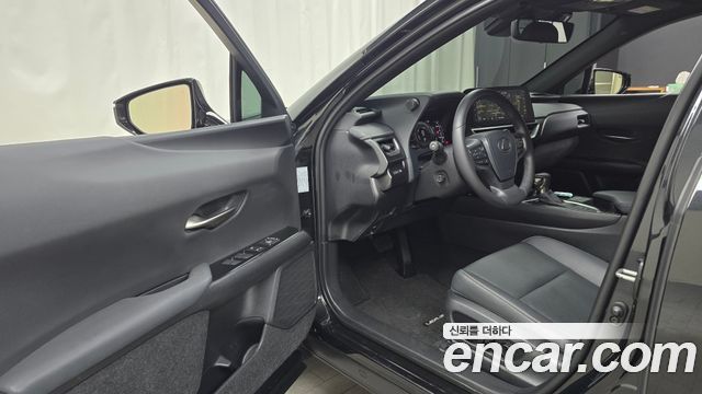 Lexus UX 2024 — photo 13