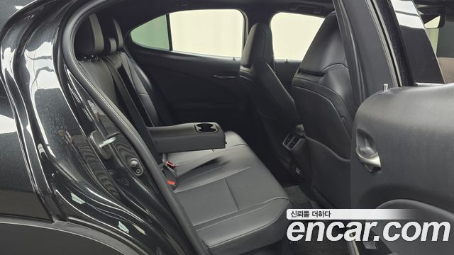 Lexus UX 2024 — photo 17