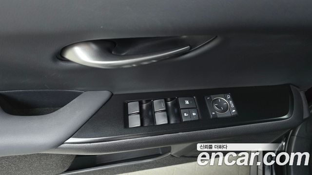 Lexus UX 2024 — photo 22