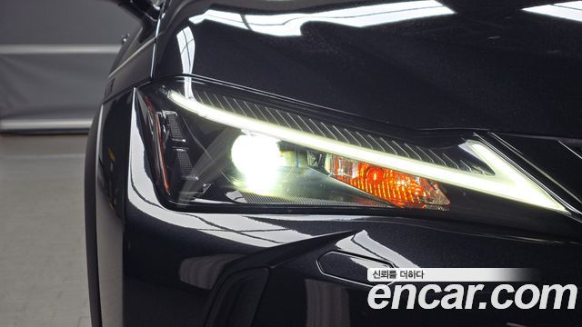 Lexus UX 2024 — photo 8