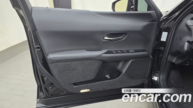 Lexus UX 2024 — photo 14