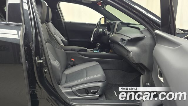 Lexus UX 2024 — photo 16