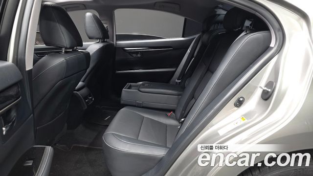 Lexus ES 2016 — photo 12