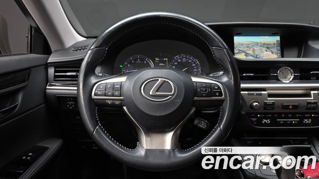Lexus ES 2016 — photo 13