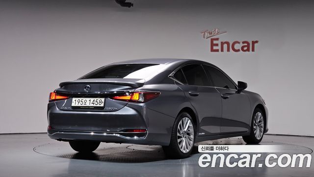 Lexus ES 2020 — photo 2