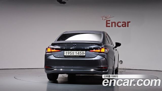 Lexus ES 2020 — photo 4
