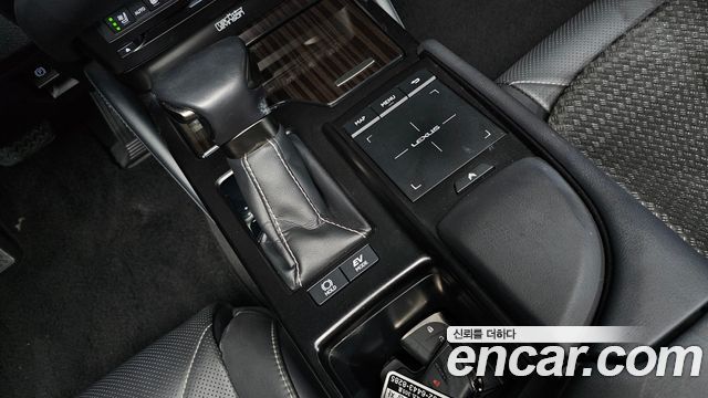 Lexus ES 2020 — photo 9