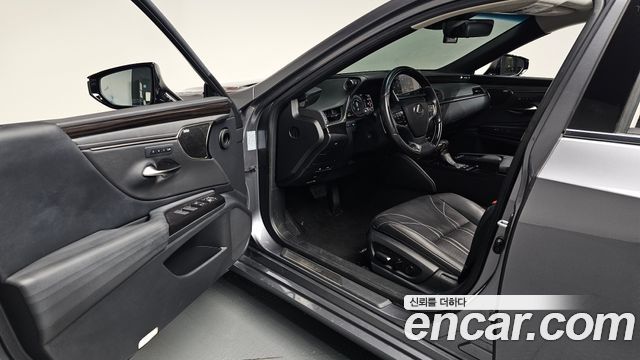 Lexus ES 2020 — photo 10