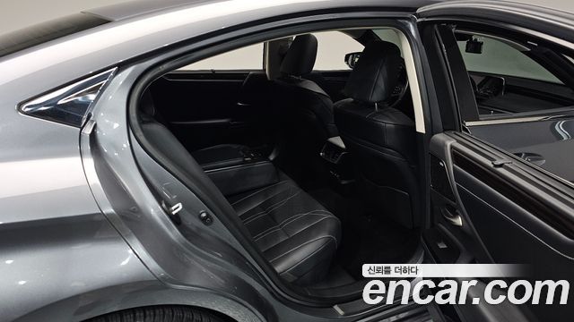 Lexus ES 2020 — photo 12