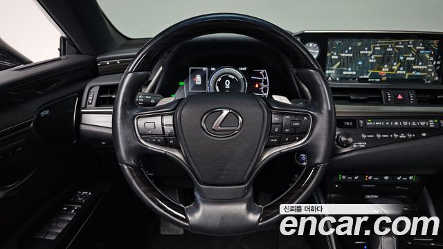 Lexus ES 2020 — photo 13