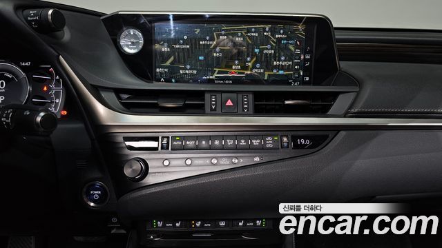 Lexus ES 2020 — photo 14