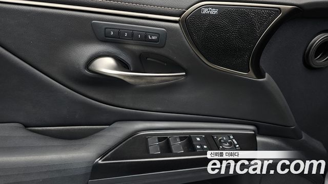 Lexus ES 2020 — photo 18