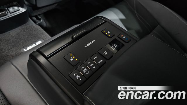 Lexus ES 2020 — photo 19