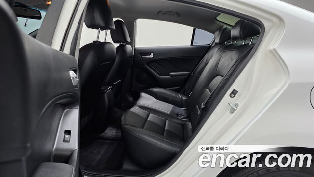 Kia K3 2016 — photo 12