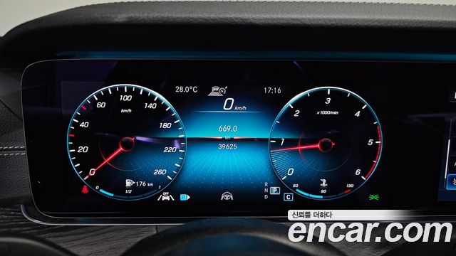 Mercedes-Benz E-Class 2021 — photo 11