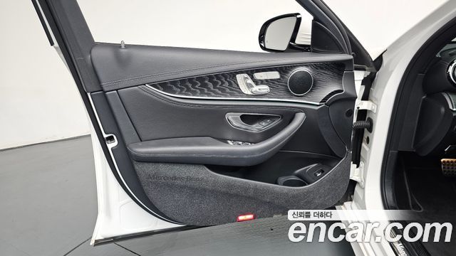 Mercedes-Benz E-Class 2021 — photo 14