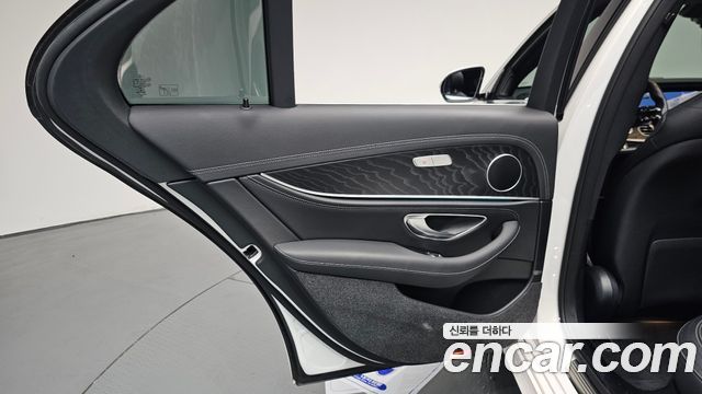 Mercedes-Benz E-Class 2021 — photo 15