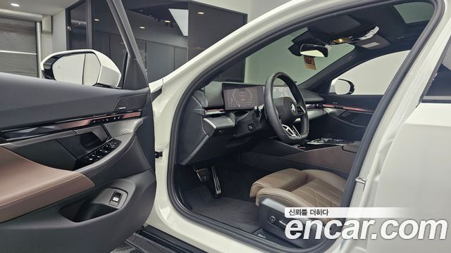 BMW 5-Series 2025 — photo 13