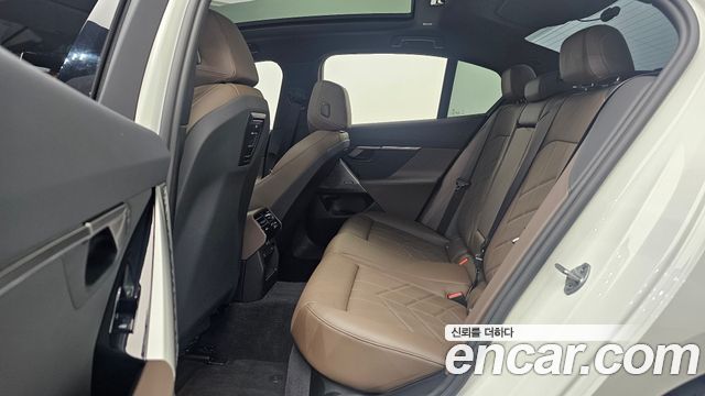 BMW 5-Series 2025 — photo 18