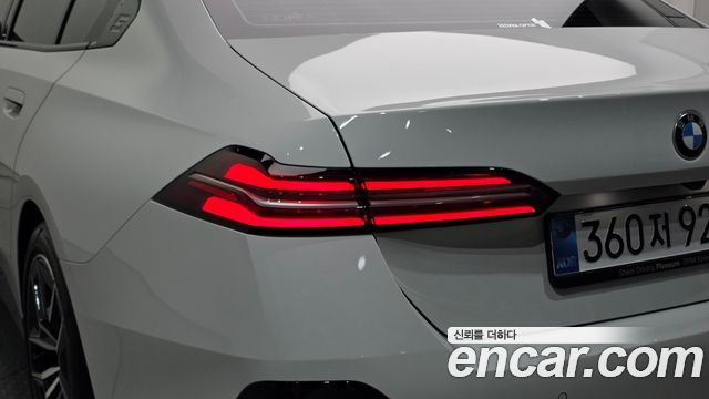 BMW 5-Series 2025 — photo 9
