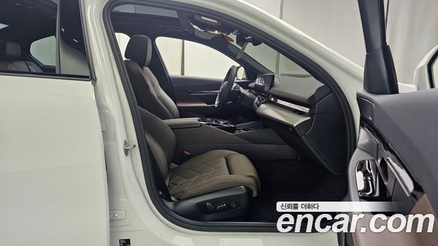 BMW 5-Series 2025 — photo 16