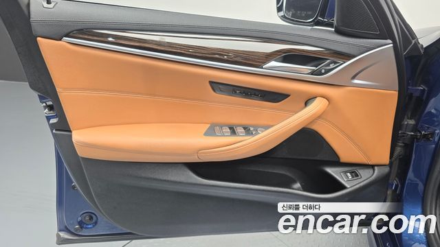 BMW 5-Series 2021 — photo 14