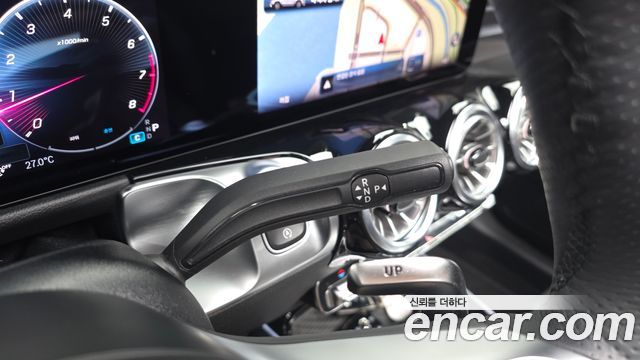 Mercedes-Benz GLB-Class 2025 — photo 9