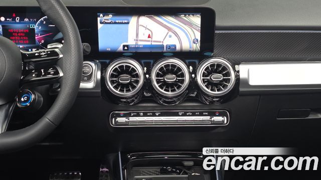 Mercedes-Benz GLB-Class 2025 — photo 13