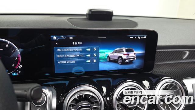 Mercedes-Benz GLB-Class 2025 — photo 15