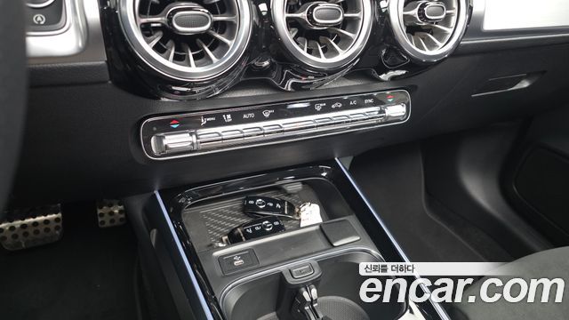 Mercedes-Benz GLB-Class 2025 — photo 16