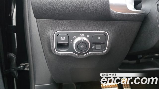 Mercedes-Benz GLB-Class 2025 — photo 19