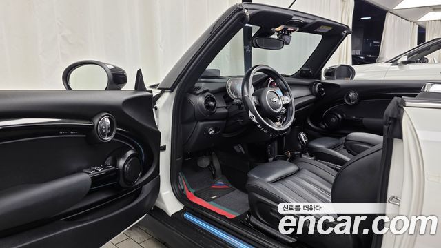 Mini Cooper Convertible 2023 — photo 13
