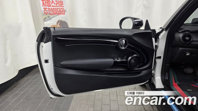 Mini Cooper Convertible 2023 — photo 14