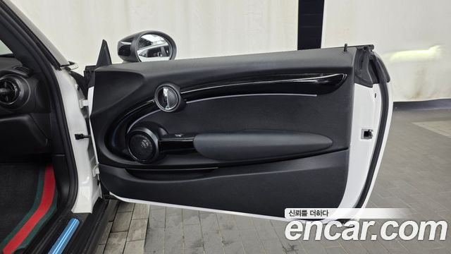 Mini Cooper Convertible 2023 — photo 15