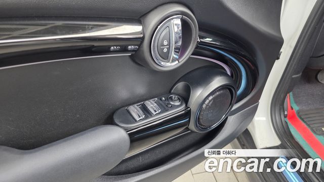 Mini Cooper Convertible 2023 — photo 30