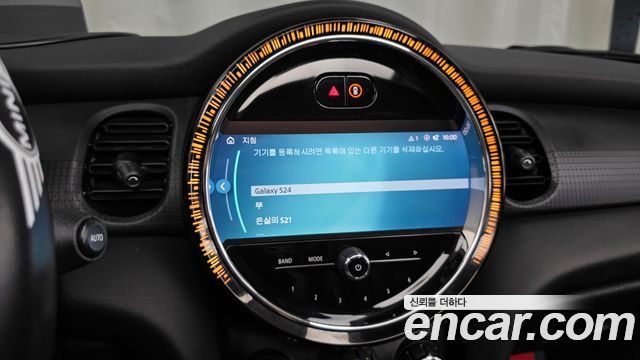 Mini Cooper Convertible 2023 — photo 31