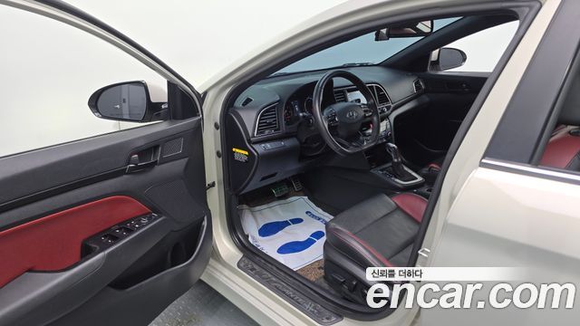 Hyundai AVANTE 2017 — photo 13