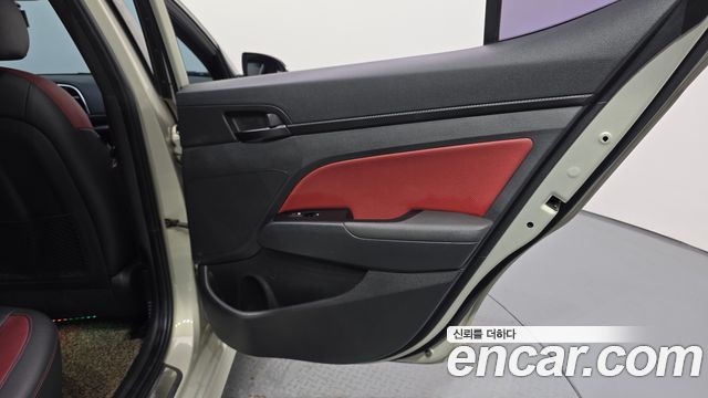 Hyundai AVANTE 2017 — photo 23