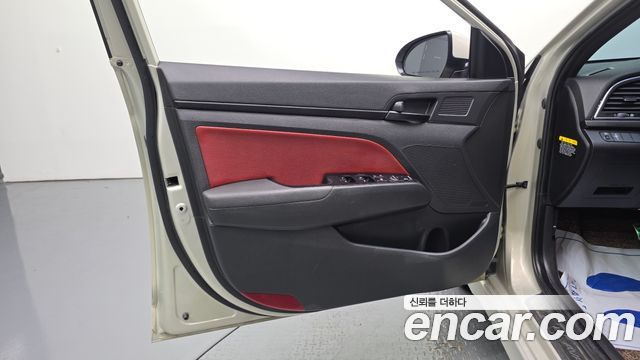 Hyundai AVANTE 2017 — photo 14