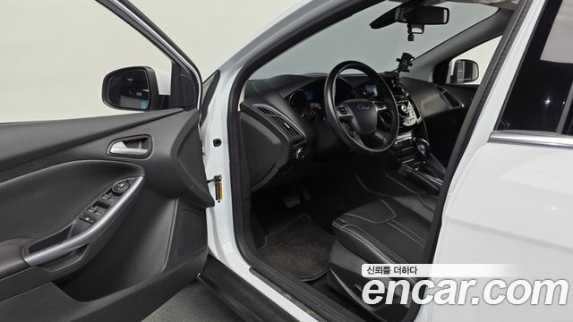 Ford Focus 2015 — photo 10