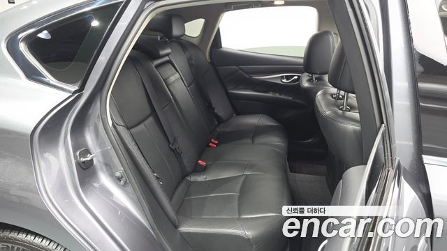 Infiniti Q70 2017 — photo 11