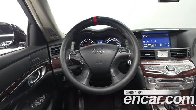 Infiniti Q70 2017 — photo 12