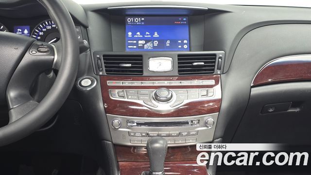 Infiniti Q70 2017 — photo 13