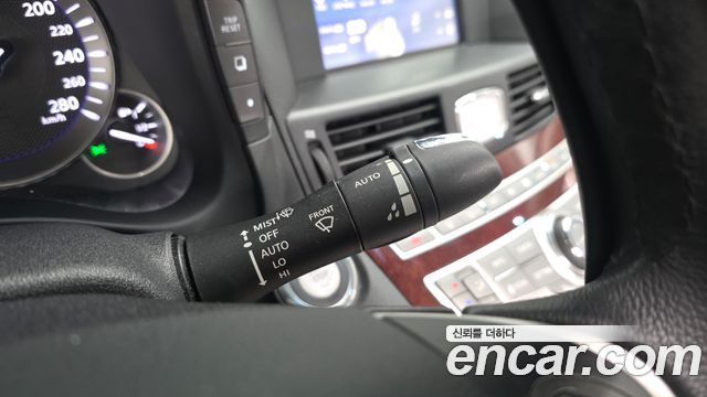Infiniti Q70 2017 — photo 19