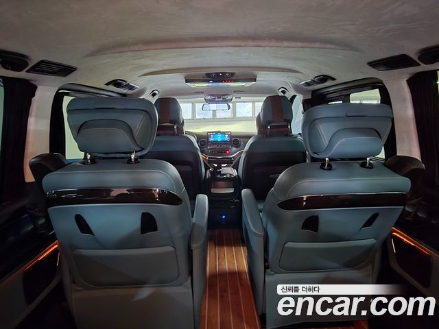 Mercedes-Benz V-Class 2022 — photo 9