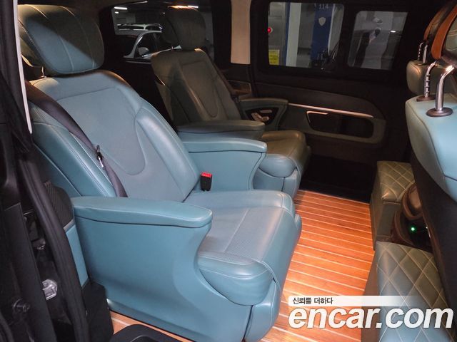 Mercedes-Benz V-Class 2022 — photo 10