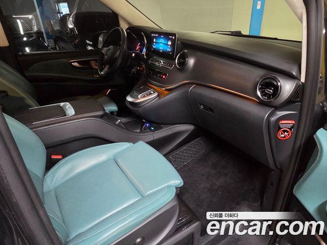 Mercedes-Benz V-Class 2022 — photo 11