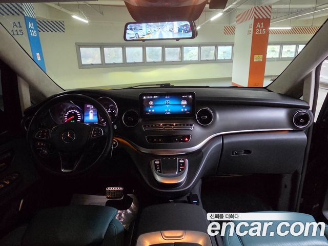 Mercedes-Benz V-Class 2022 — photo 12