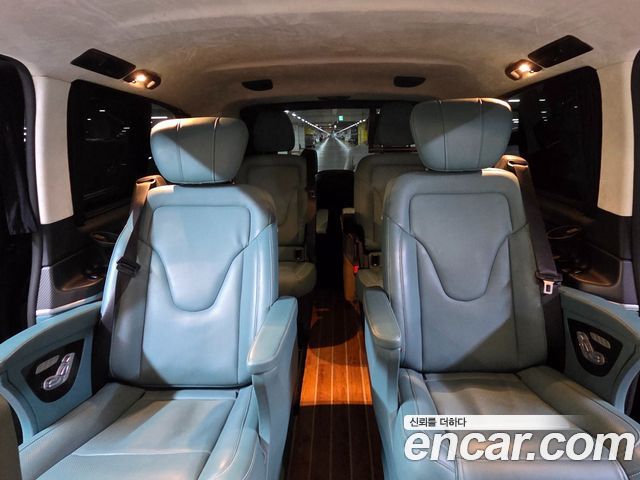 Mercedes-Benz V-Class 2022 — photo 14
